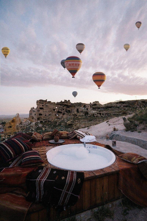 Seki Cave Hotel, Wake Up to Hot Air Balloons
