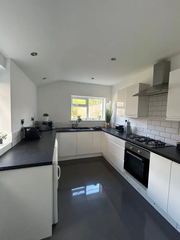 NEW 4 Double Bedrooms Large House