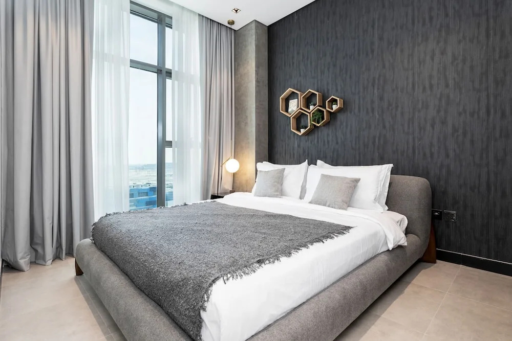 Waves - Serene Waterfront Elegance: 2BR Haven in Business Bay