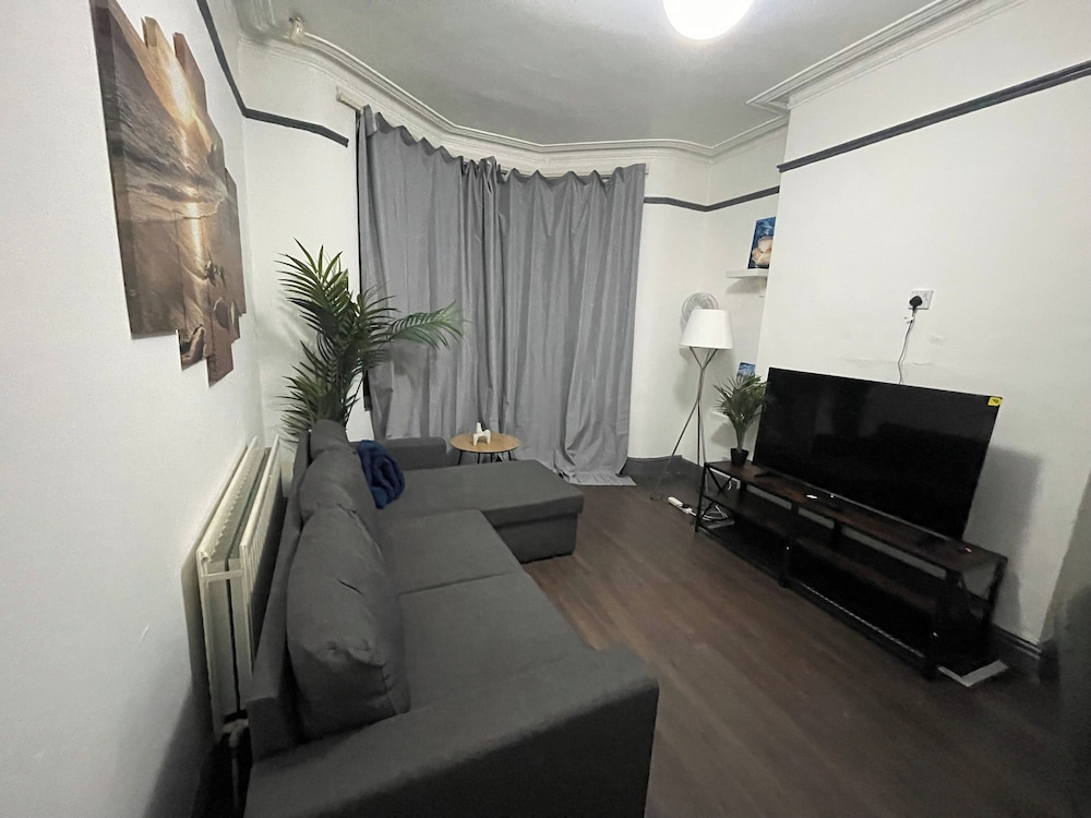 Large 4-bed Home, Free Parking, Near City Center