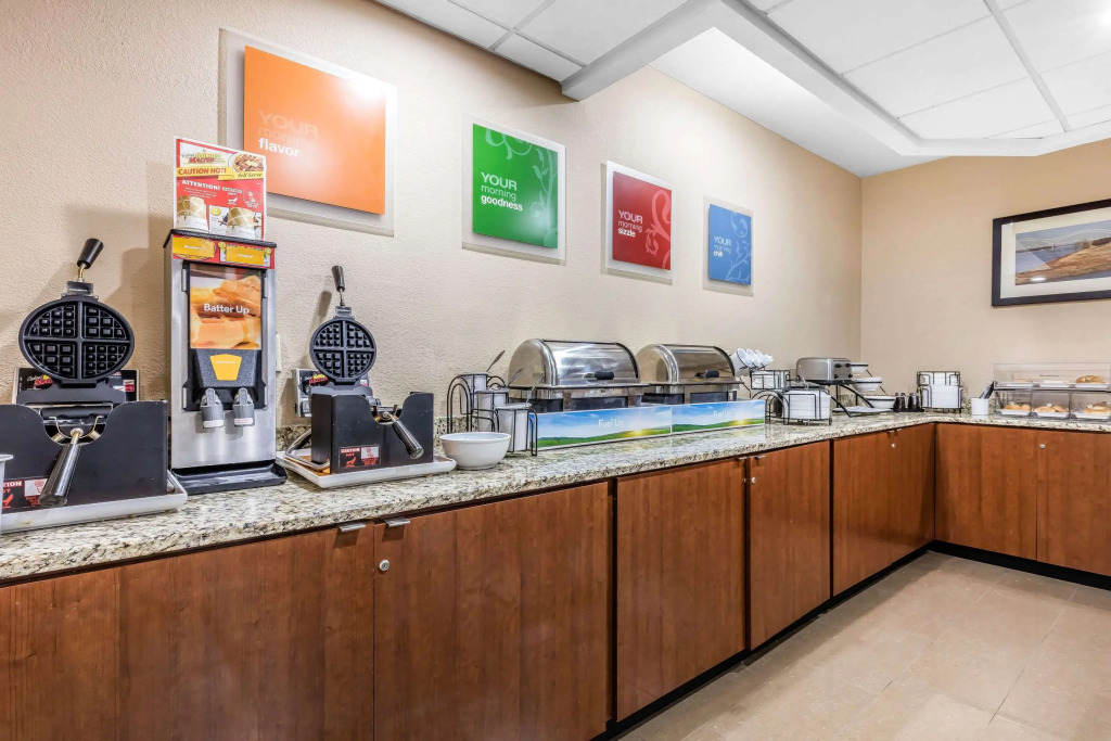 Comfort Inn & Suites Airport-American Way