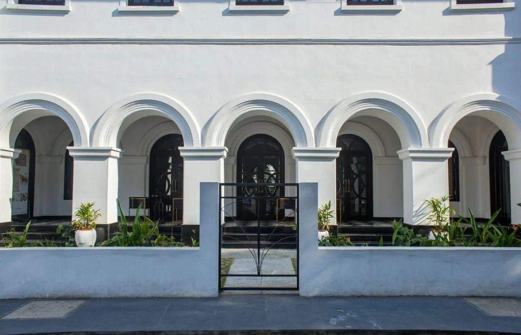 The Old Court House By Abad