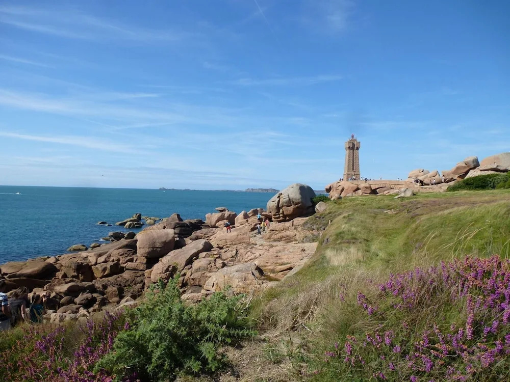 Spacious House Near Pink Granite Coast