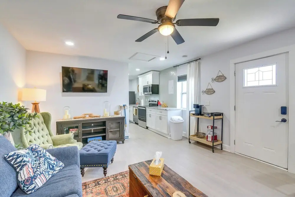 1 Mi to Pleasure Pier: Walkable Home in Galveston