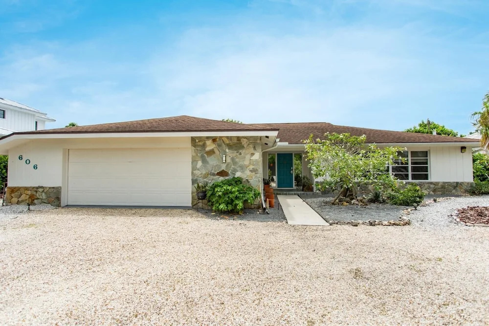 Pesaro - stylish 3BR retreat near Via Miramar Beach, beautifully renovated home with a private pool, lush tropical gardens and premium modern comforts, perfect for families and relaxing getaways, just minutes from sandy beaches and vibrant downtown Naples