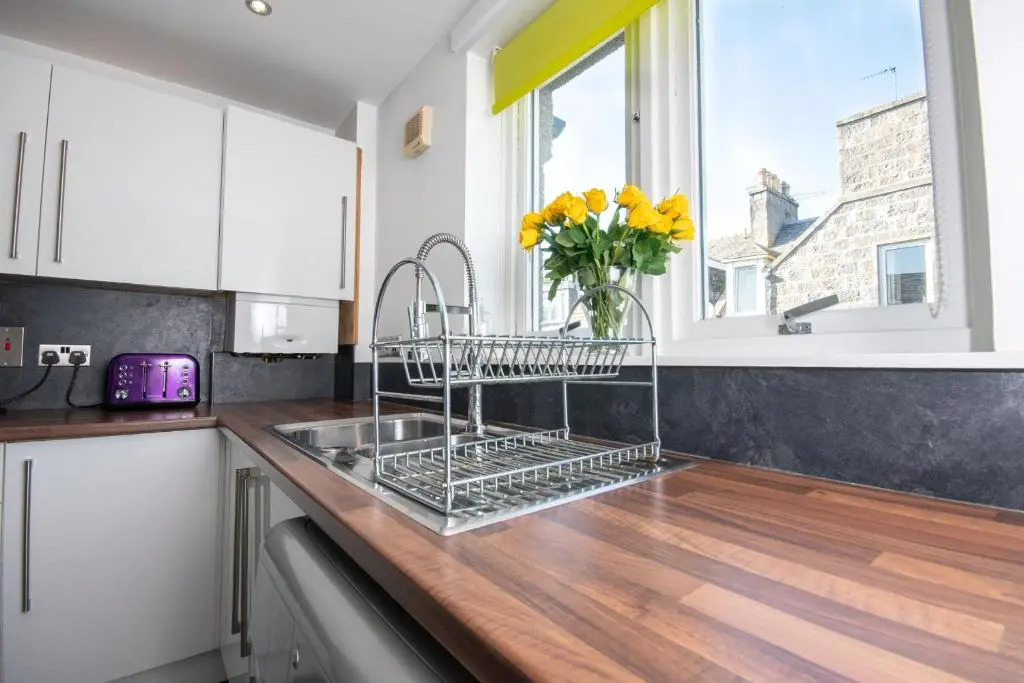 Find "DWELLCOME HOME Ltd" site for 10oo10 assurance from past guests - Immaculate 2 Bedroom, 3 Bed, 2 Doubles and a Single 2nd floor Apartment with free allocated off street parking, 100Mbps broadband, Miles better than a hotel
