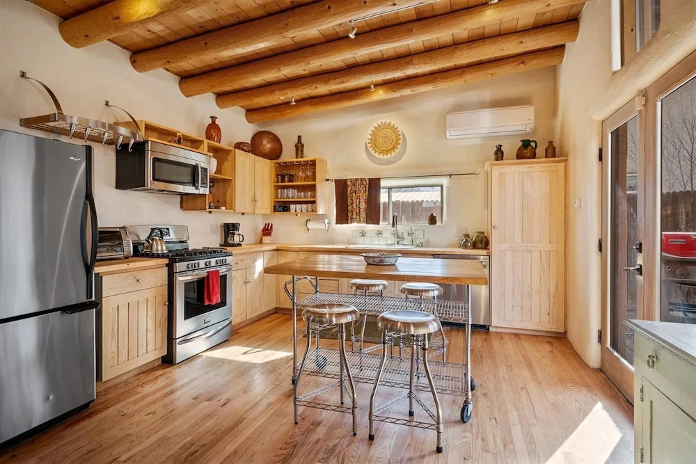 Casa de Lorenzo - Spacious Yard With Hot Tub and Fire Pit