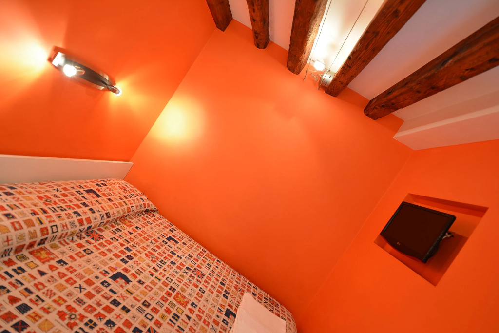 BIENNALE EASY aircond, 2pax wifi,courtyard