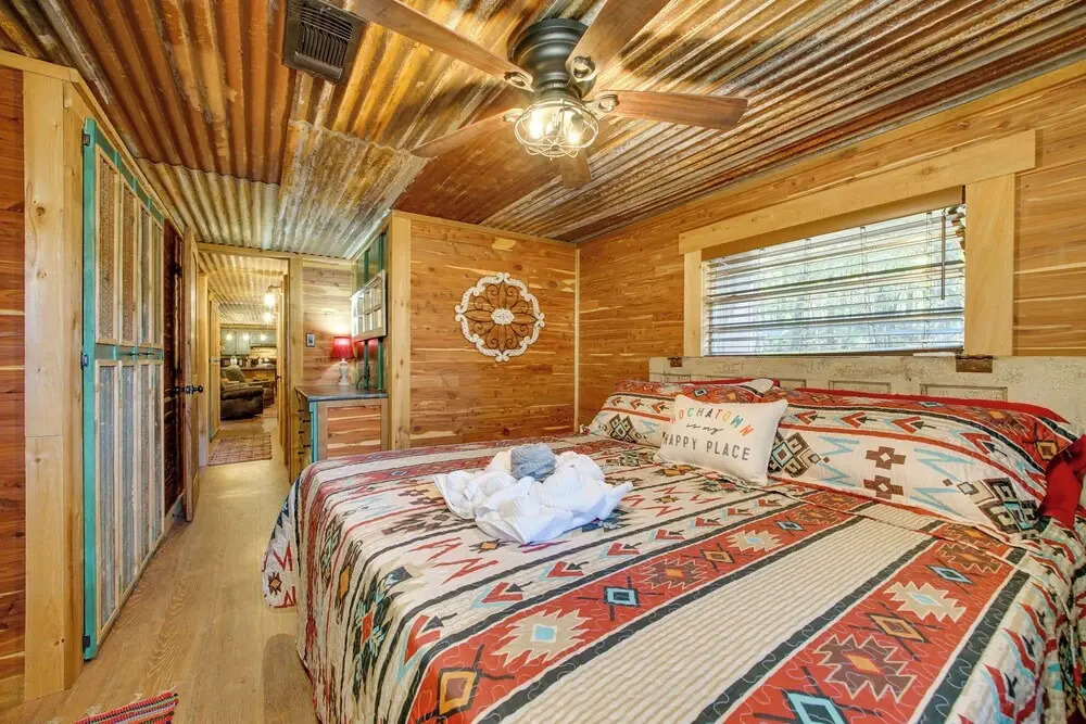 Private Hot Tub & Deck! Cabin Near Broken Bow Lake