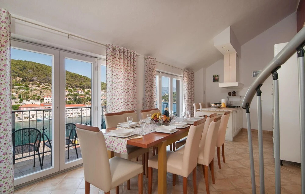 Awesome Home in Pucisca With 7 Bedrooms, Wifi and Outdoor Swimming Pool