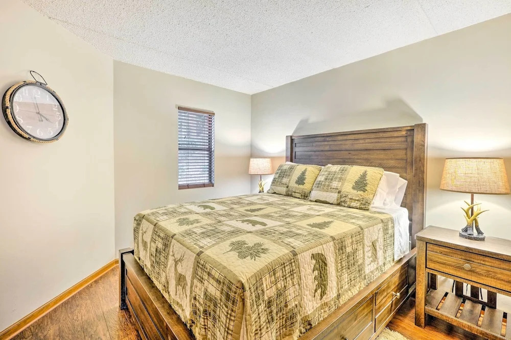 Chalet Village Upper Alpine Condo w/ Pool Access