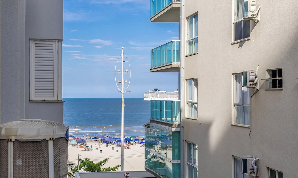 3-bedroom Apt on the BC Waterfront - Egb0052