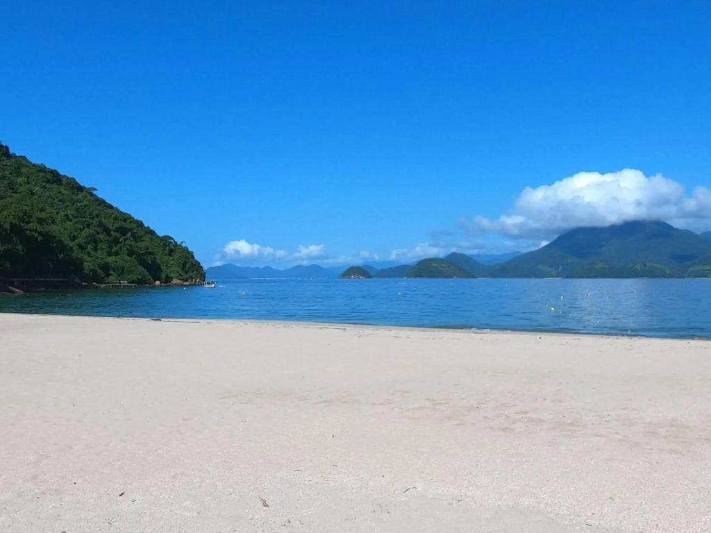 Apto Praia Ubatuba 2 Quartos 2 TVs Internet 400mb Completo e Equipado!
