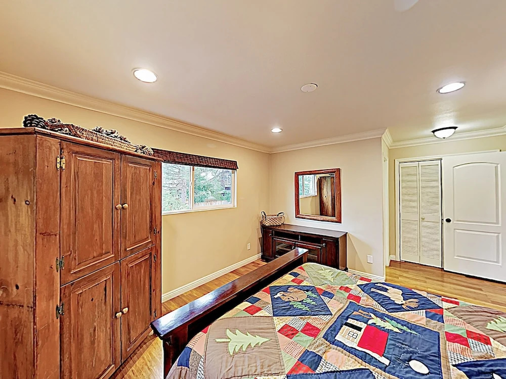 3br W/ Hot Tub & Game Room 3 Bedroom Home