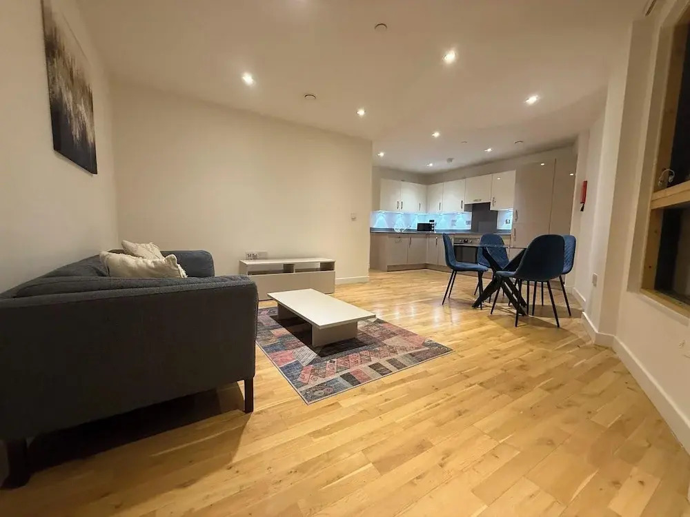 2BR Apartment - Sleeps 4 - Free Parking - Reading