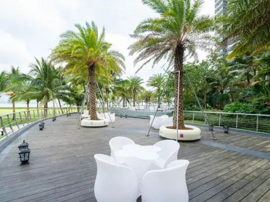 Yajing Haiju Surfing Seaview Design Hotel (Wanning Sunac Riyuewan Branch)