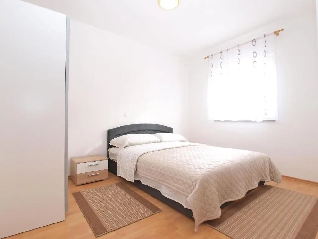 Apartments Antun 1237