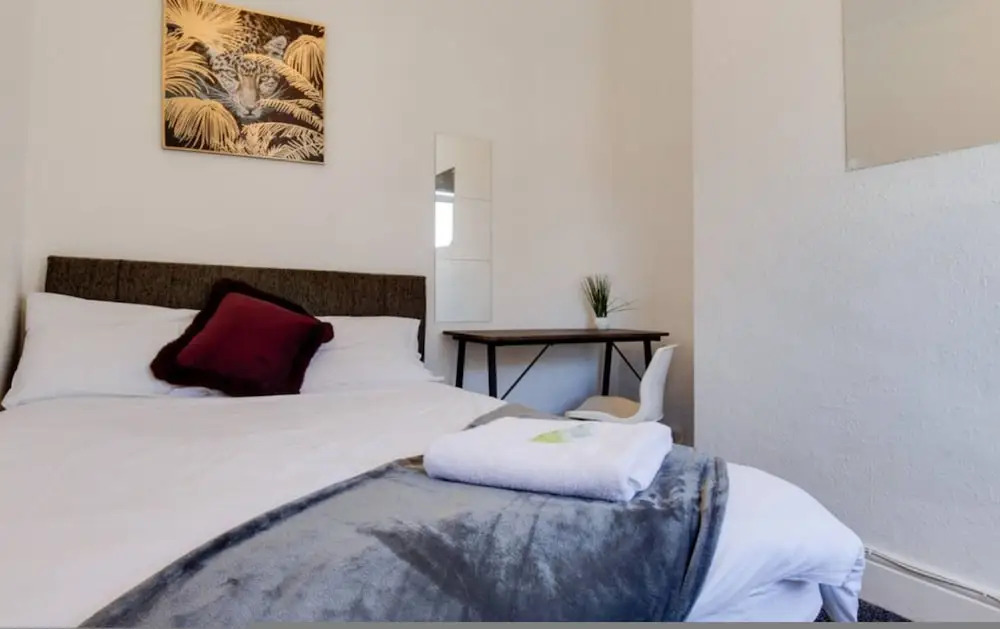 Modern Coventry Stay Sleeps 6