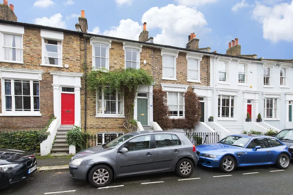 Stylish and Spacious 2BR House in Hammersmith