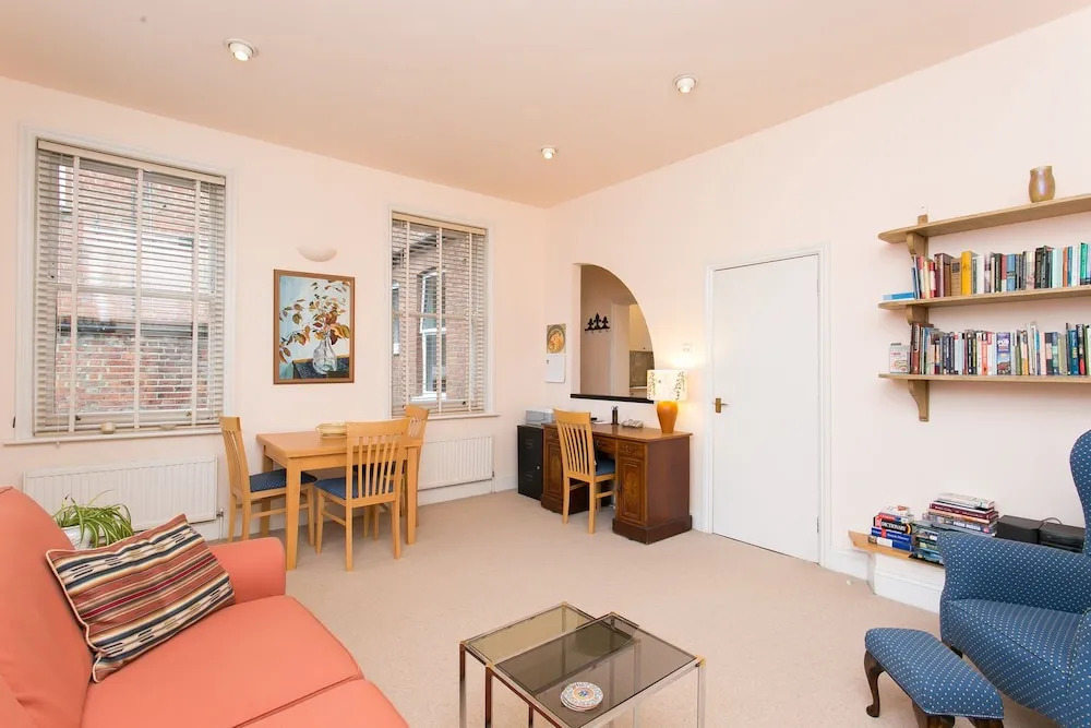 Veeve - Rosey Rosslyn Flat