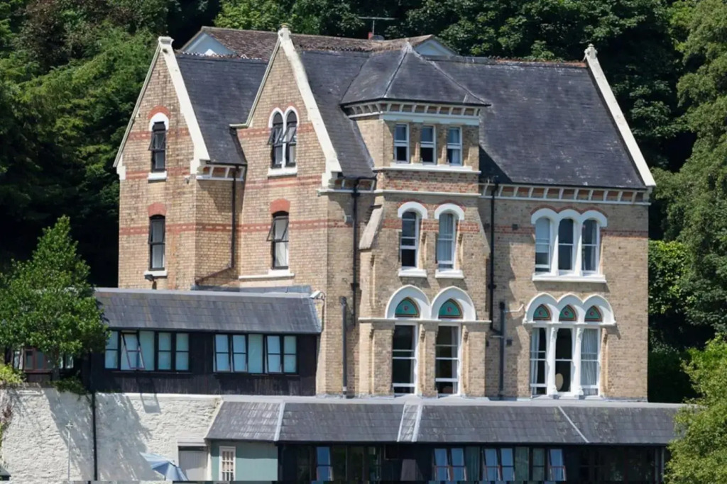 The Elmfield, 8 Bed Villa with heated indoor Swimming Pool and Cocktail Bar