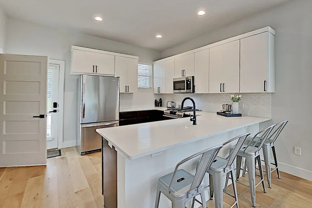 Lavish Eastside W/ Private Rooftop Deck 2 Bedroom Condo