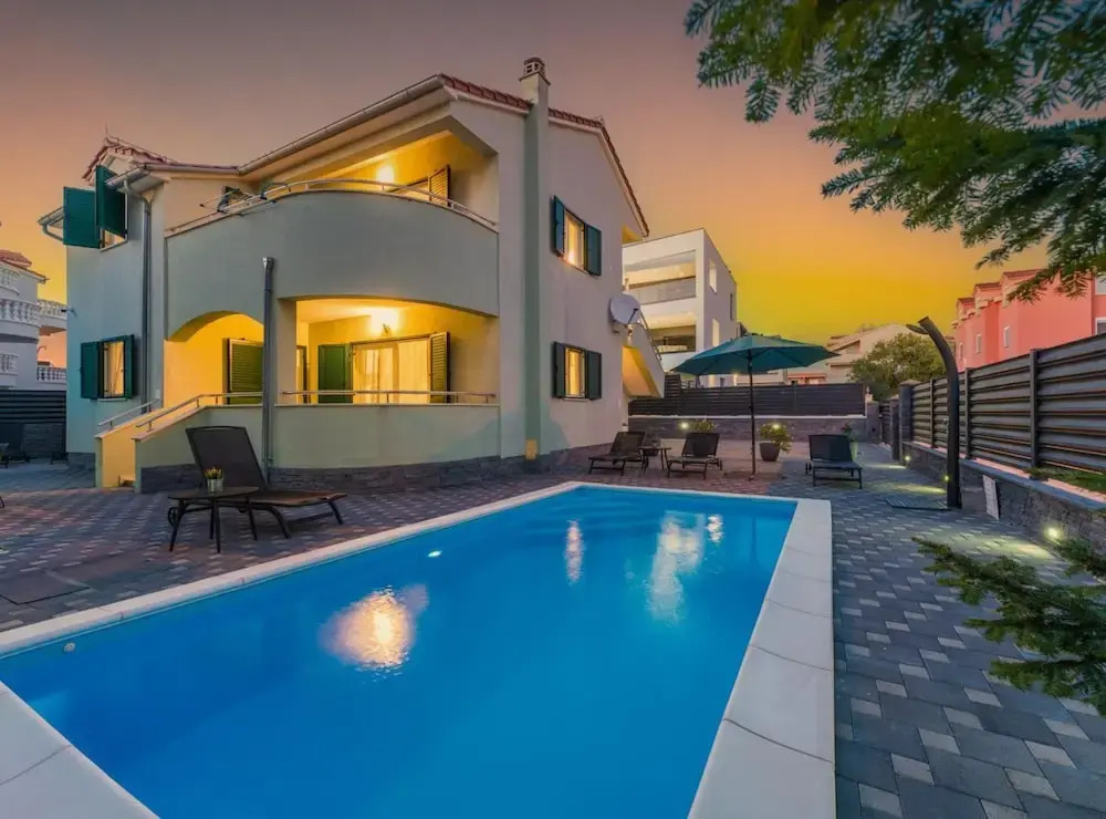 Villa S