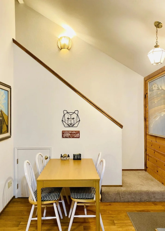 Lilac Cabin Family-friendly Highspeed Wi-fi 3 Bedroom Home by RedAwning