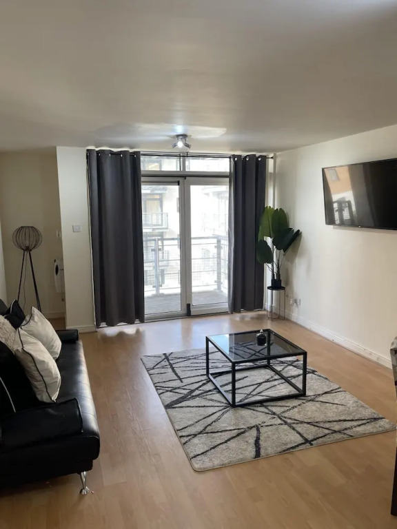 Spacious 1-bed Apartment in London sea View