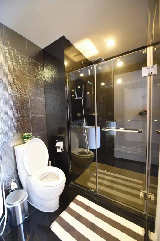 Modern Condo in Khlong Toei Balcony, Gym, & Fast Wifi