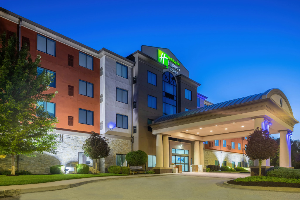 Holiday Inn Express and Suites Kansas City Airport by IHG