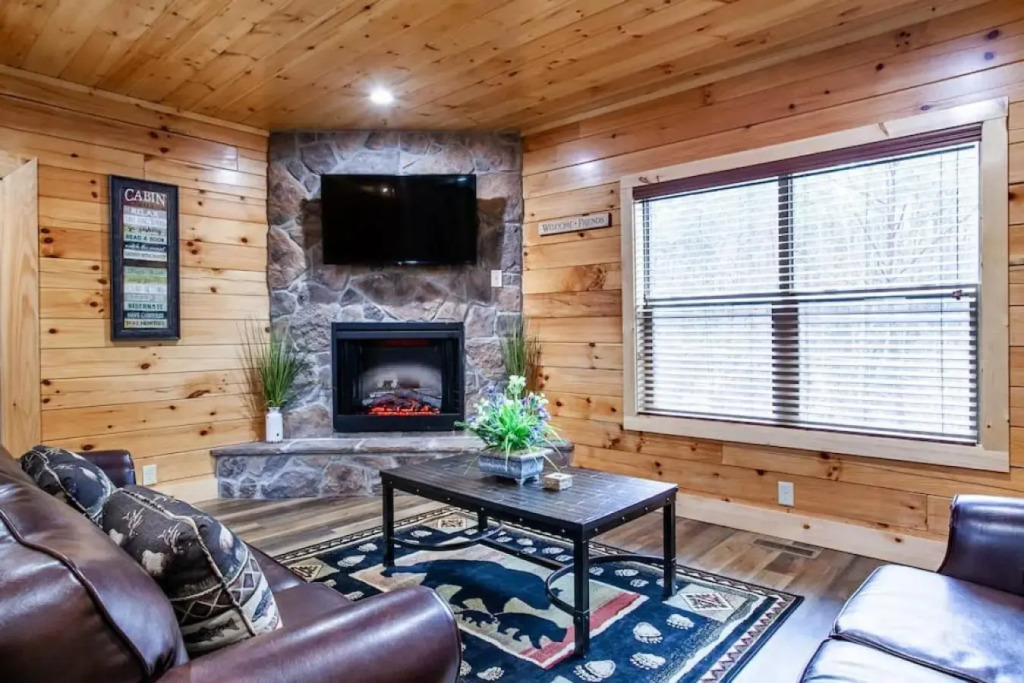 Swimming Bears Lodge Two Cabins with Pools and HotTubs
