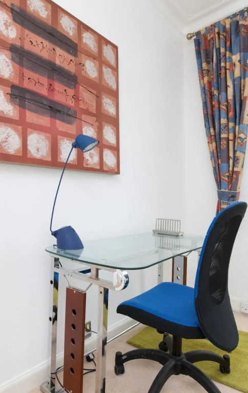 Connected & Convenient: Newly-renovated Flat for 2