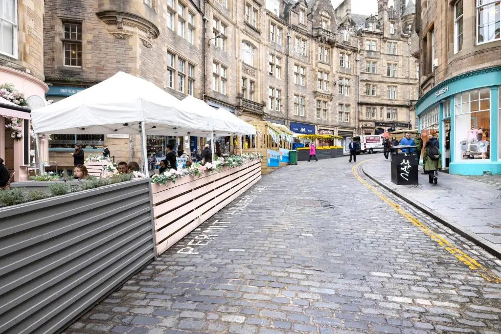 ALTIDO Sophisticated and Bright 4BR apt near Edinburgh Castle