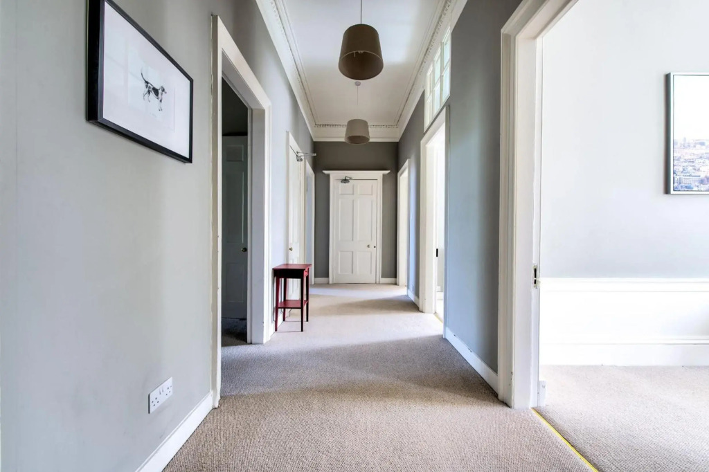 Bright and Spacious 4-bedroom Apart in Stockbridge