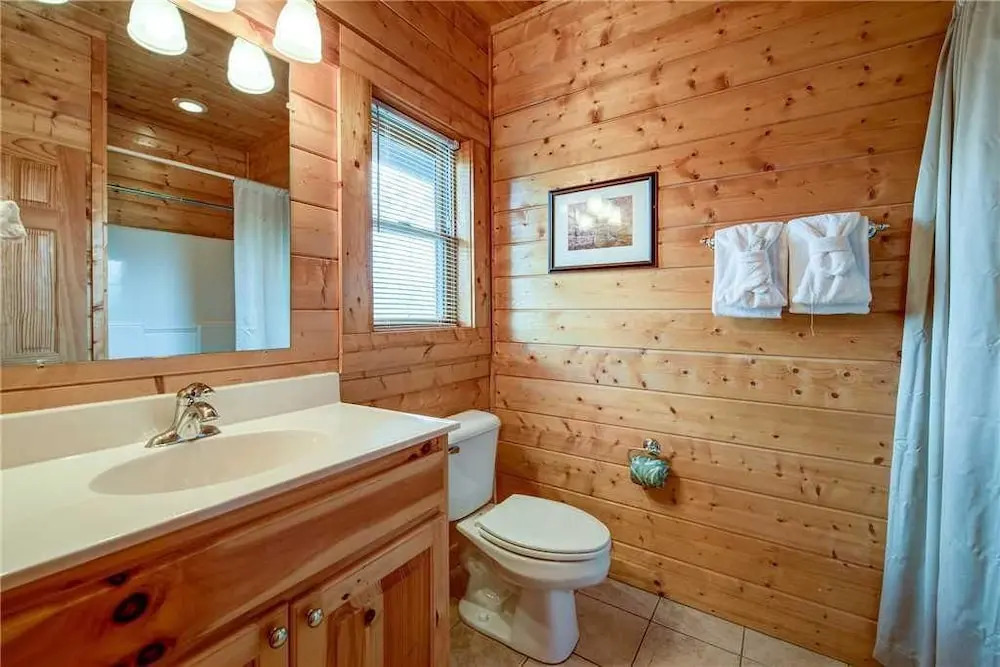 Suite Seasons 4 Bedroom Home with Hot Tub