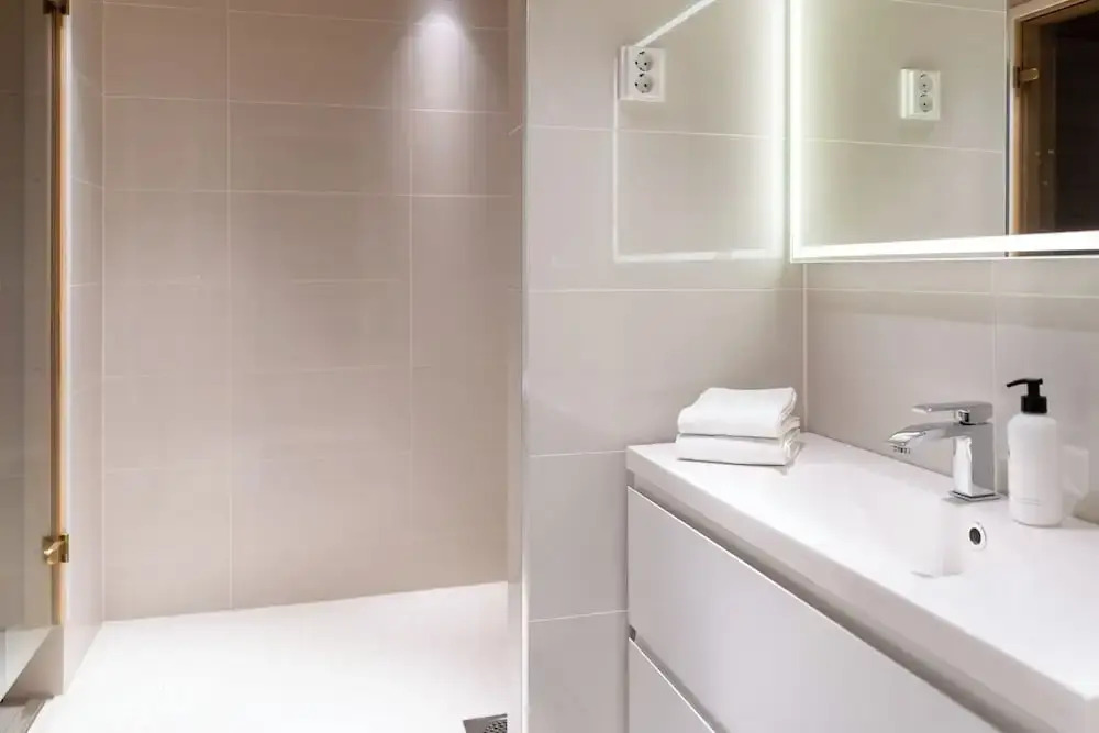 Luxurious 3-Br Apt with Balcony