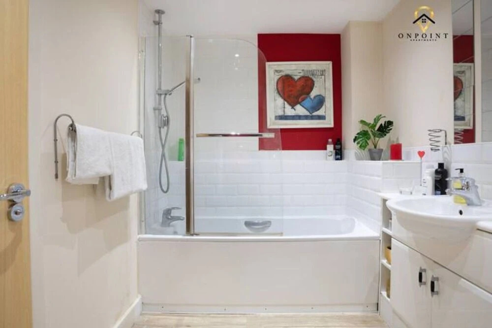 Captivating & Comfy 3 Bed Home 2Parking