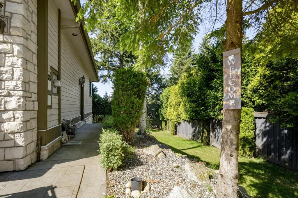 Cozy 2-bedrooms unit in Surrey