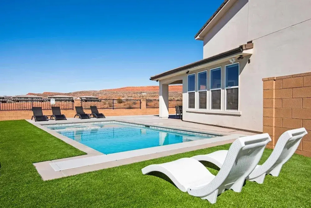 Paseos Poolhouse home