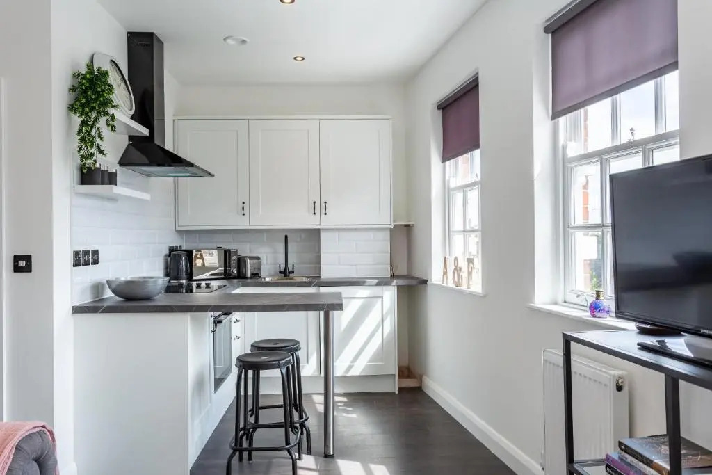 Trendy Studio with Free Parking, Walk to Beach & Shops