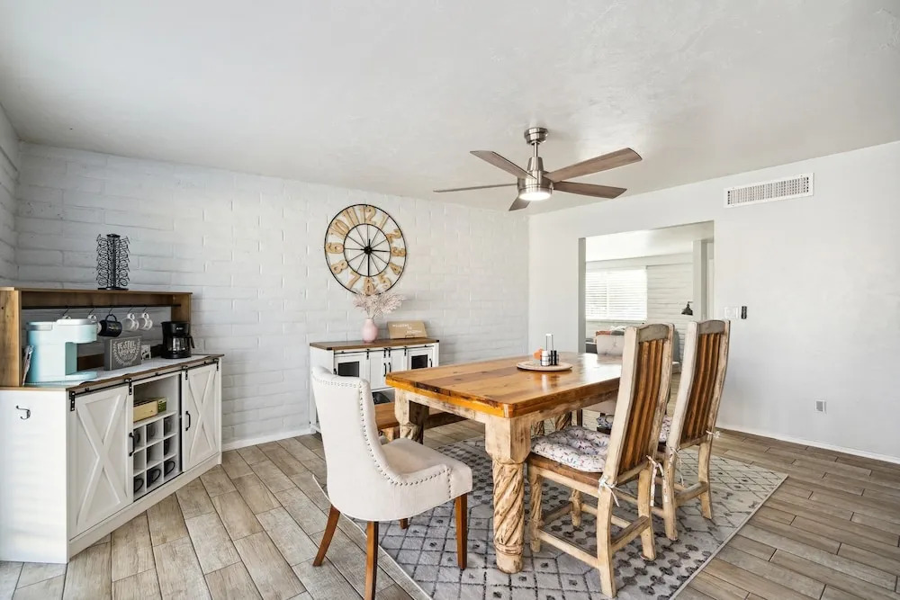 Family-friendly Desert Oasis 5 Bedroom Home by RedAwning