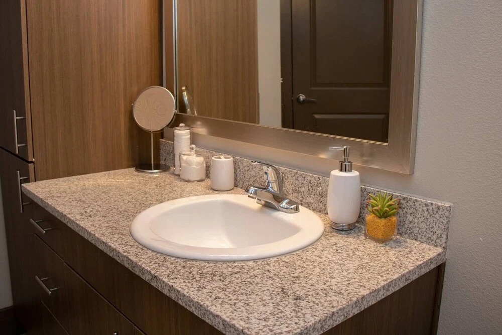 Modern & Private Condo Balcony Great Location