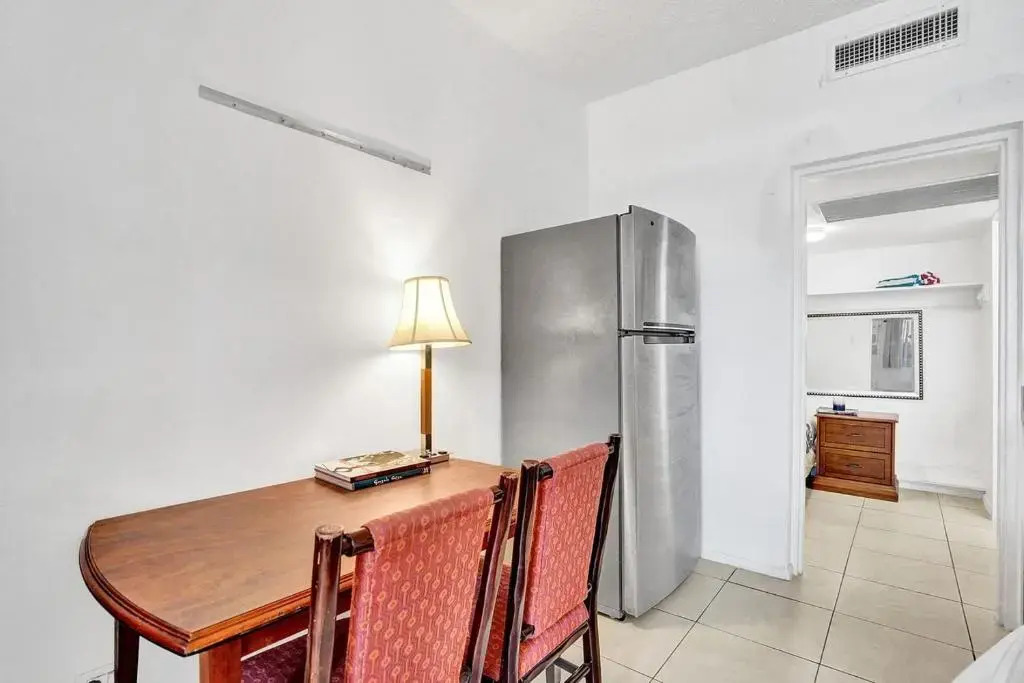Beautiful cozy Studio apartment walk from the ocean!