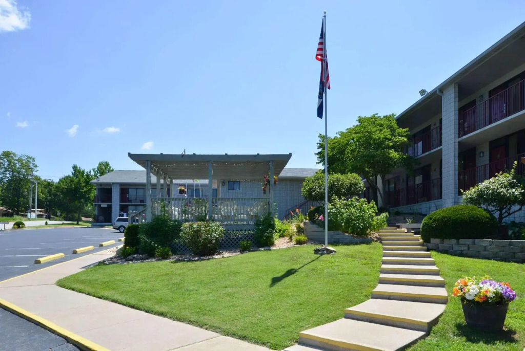 Branson Yellow Rose Inn and Suites