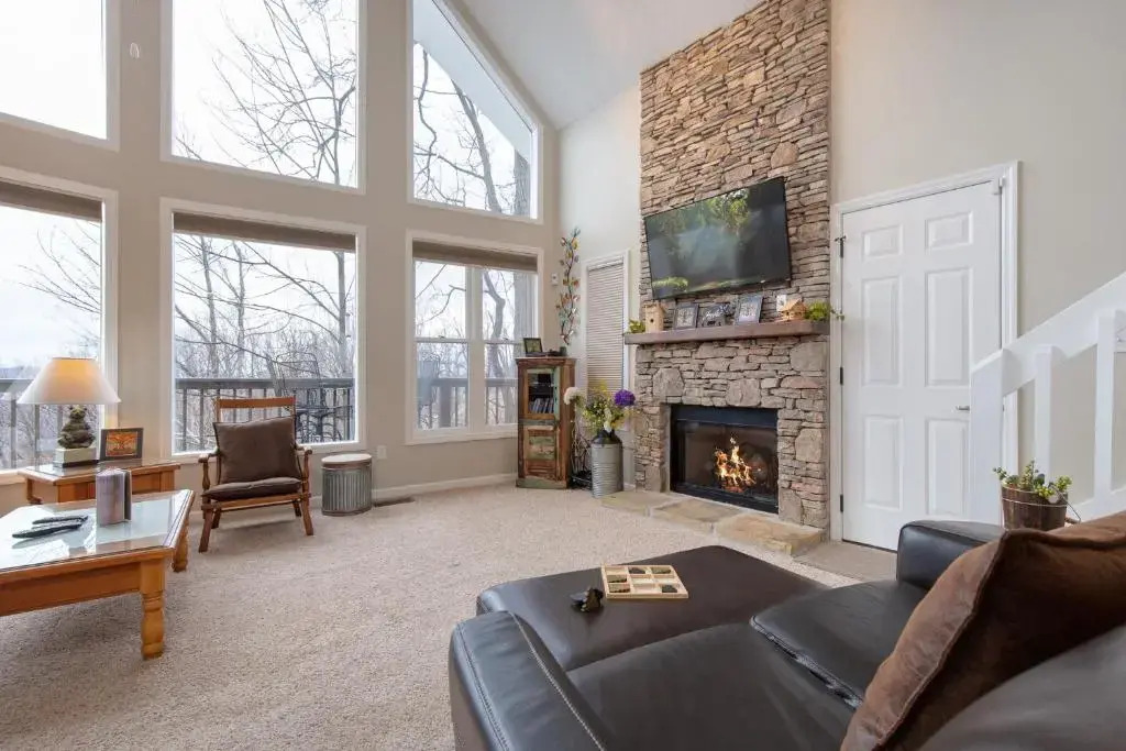 Kickback Kabin, 3 Bedrooms, Deck, Hot Tub, Pool Access, Sleeps 6