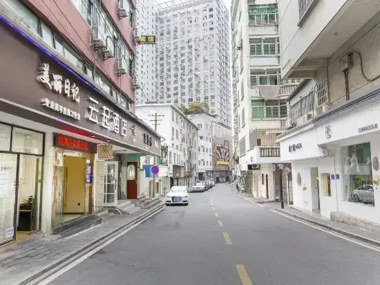 Yunqi Light Residence Hotel (Yisheng Square Pedestrian Street Branch)