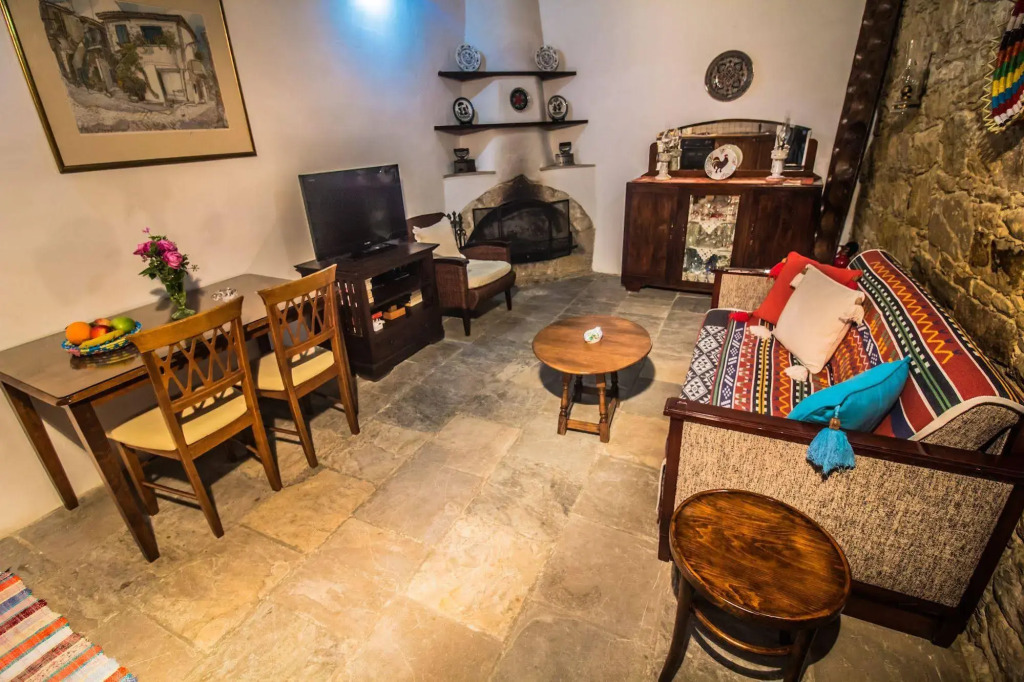 Nikis House