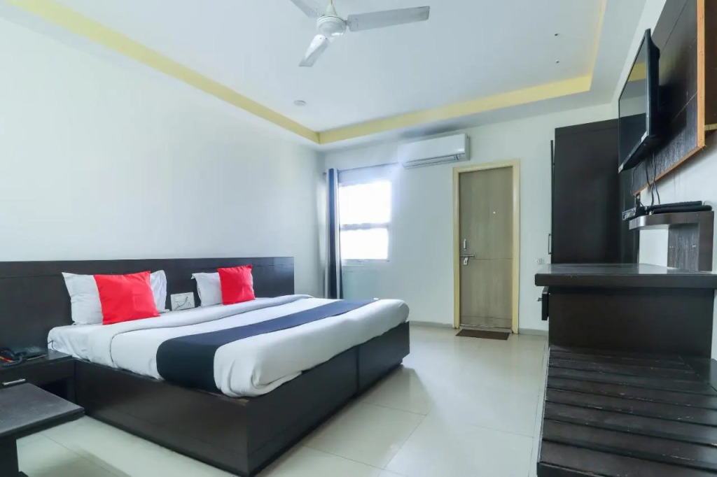 Collection O 30858 Hotel SP ROOMS