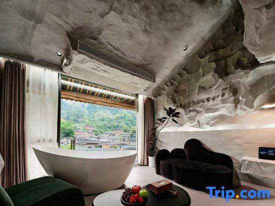 Yixian Mountain Home Hostel (Xijiang Qianhu Miao Village No. 1 Wind and Rain Bridge Shop)